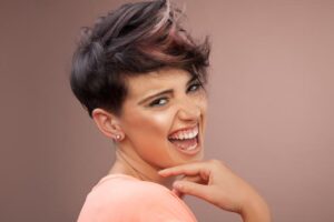 Aprende a dar volumen y estilo al cabello de hombre para el Pride con estos trucos 2 aprende a dar volumen y estilo al cabello de hombre para el pride con estos trucos